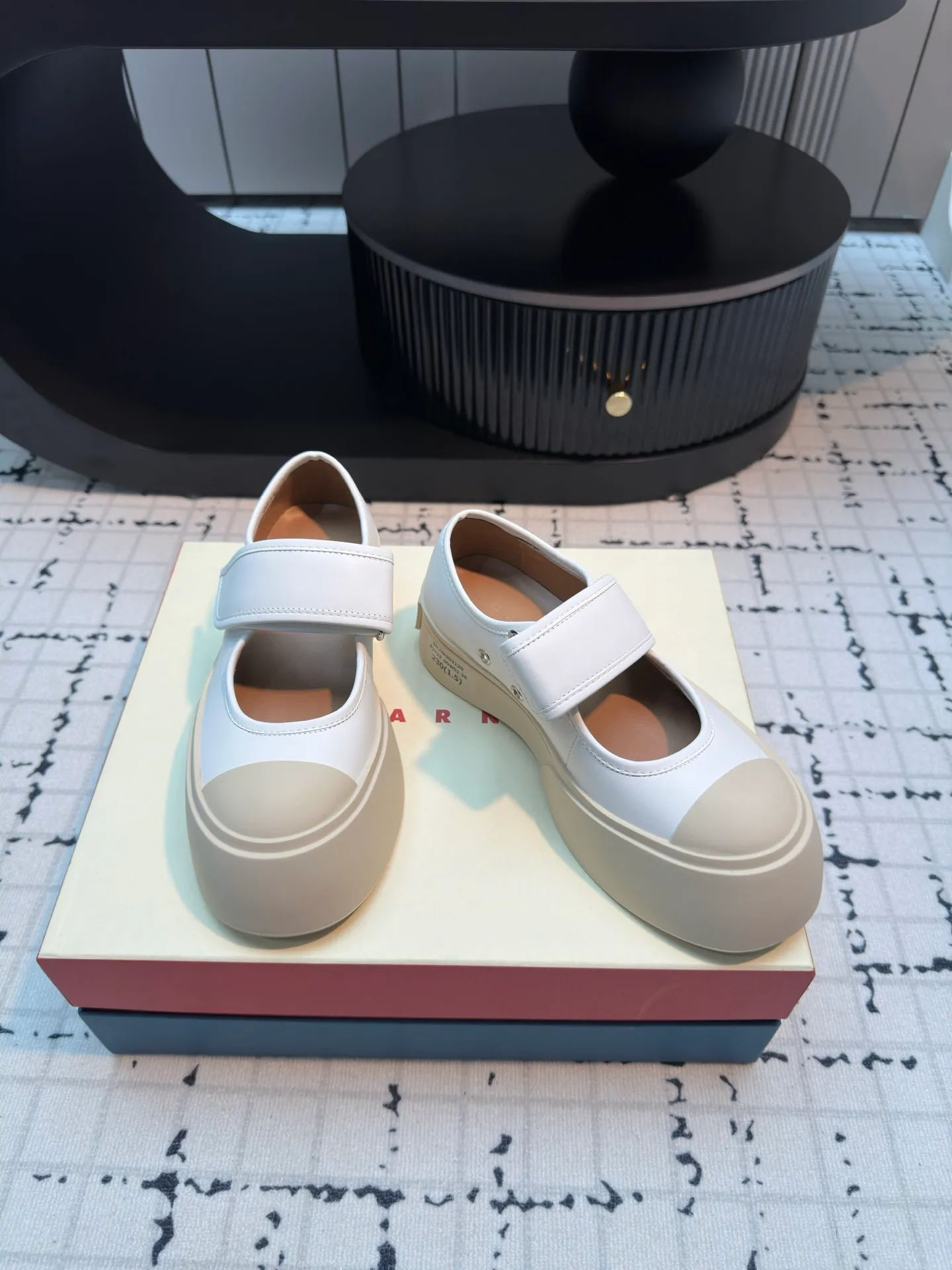 👟👟Ex-factory price 480👟👟 Large lace-up shoes, the cutest baby shoes in history. This year’s new colors are really beautiful, very fresh, and not bulky at all! A brand from an independent Italian designer, it has now become a famous brand in the international fashion industry. Since its establishment in 1994, the brand has expanded from women's clothing to men's clothing, bags, jewelry and glasses, and its product content is extremely rich! Marni's designs are not only bold in color and innovative in tailoring, but also very proud of its pure Italian origins. Not only are all its finished products produced in Italy, but they are also not authorized to operate, and the brands are all controlled by family members.  Upper: imported calfskin, lining/feet: cowhide laminated to high-density elastic latex, sole: rubber outsole, 4cm thick sole to lengthen legs, code number: 35/40 (40 is custom-made, non-refundable, non-exchangeable)